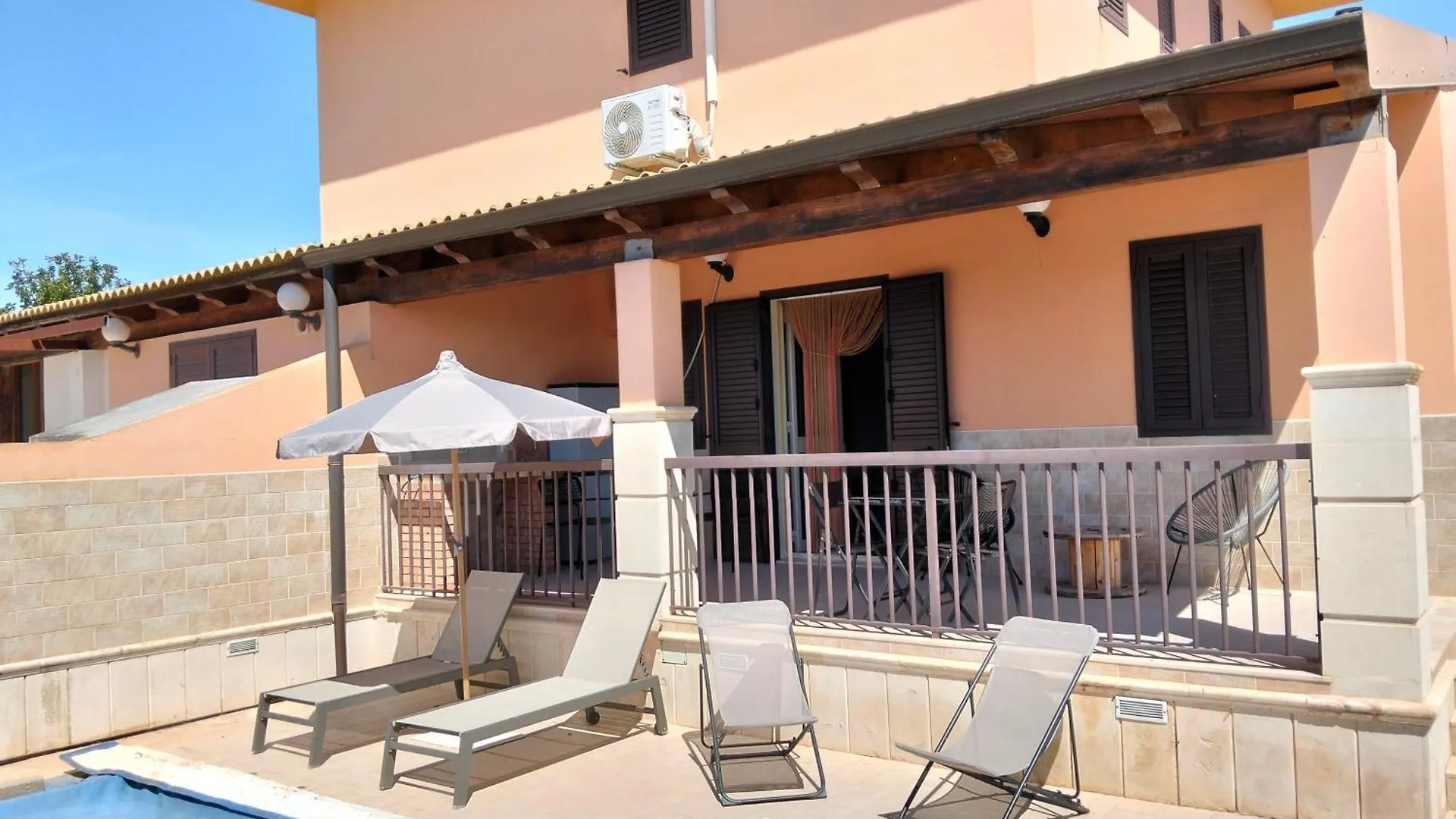 Home 65 Seafront With Private Pool